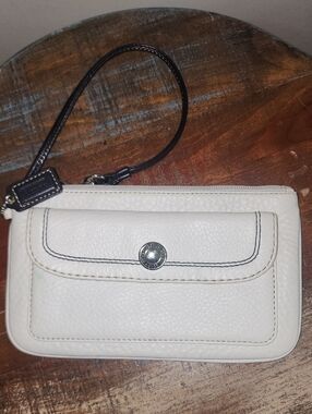 Coach Vintage Pebbled White Black Leather Flap Zipper Wristlet Wallet Y2K